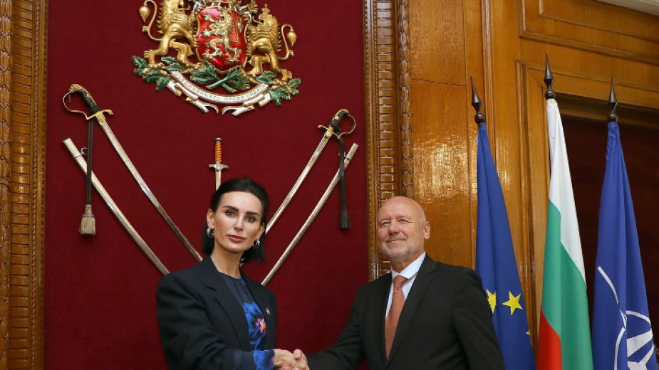 Украинската посланичка в България Олеся Илашчук (вляво) и българският министър на отбраната Тодор Тагарев.