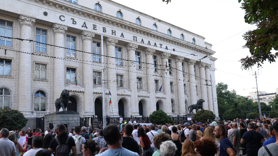 Тази вечер от 18 00 ч пред Съдебната палата се очаква
