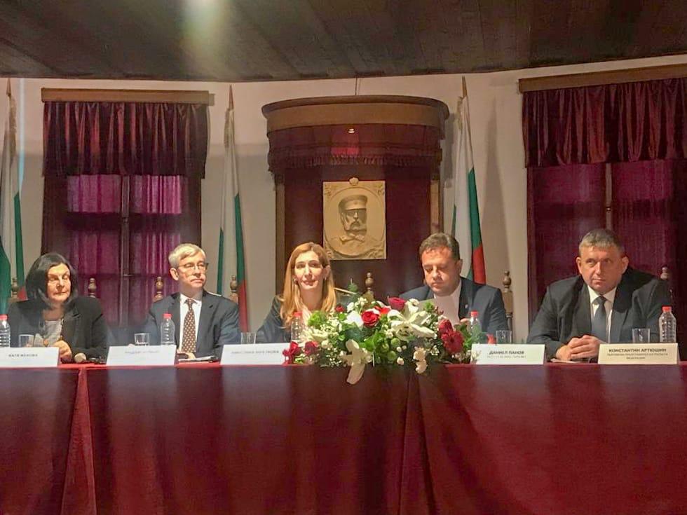 николина ангелкова