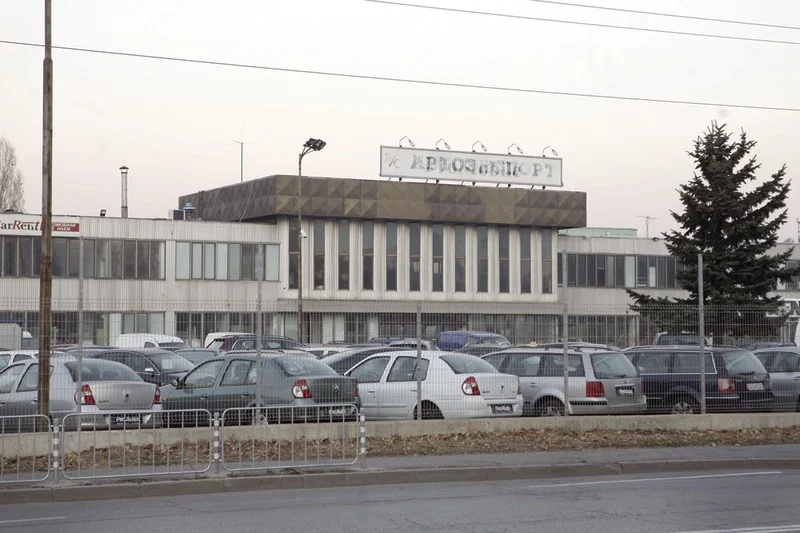 Битката за апетитния терен на бившия автосервиз “Дружба” разпали мераците на няколко “собственика”.