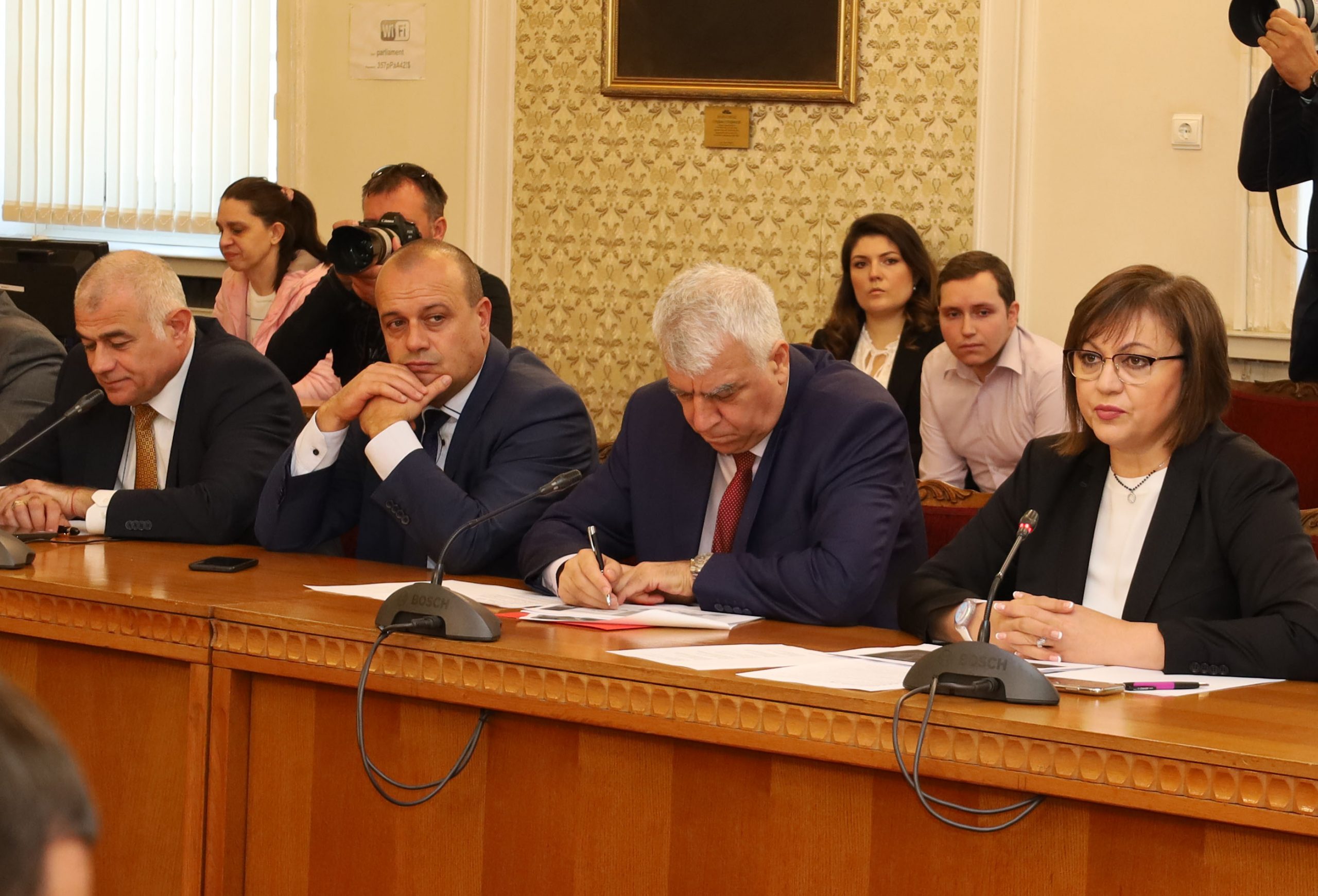 Парламент среща Продължаваме промяната и БСП Корнелия Нинова
