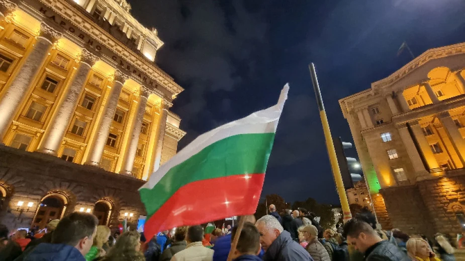 Привърженици на партия "Величие" протестират за втори път се събраха на протест пред сградата на БНБ с искане за касиране на избори.