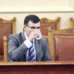 Симеон Дянков ще пие една студена вода.