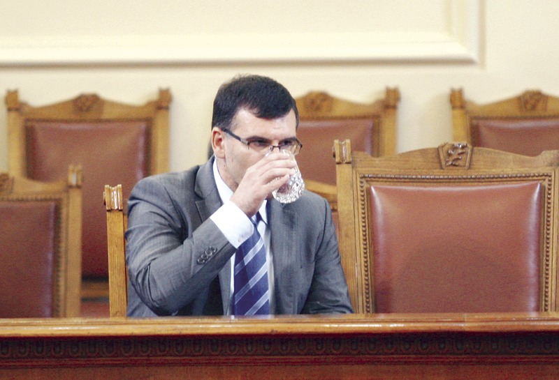 Симеон Дянков ще пие една студена вода.