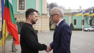 реплика на меча на хан Кубрат Премиерът Николай Денков разговаря с Володимир Зеленски по време на визитата му в Киев