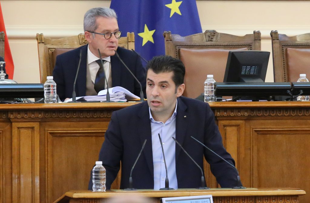 Хартиената коалиция обезумя, извършва преврат на демокрацията 9 Парламент Кирил Петков