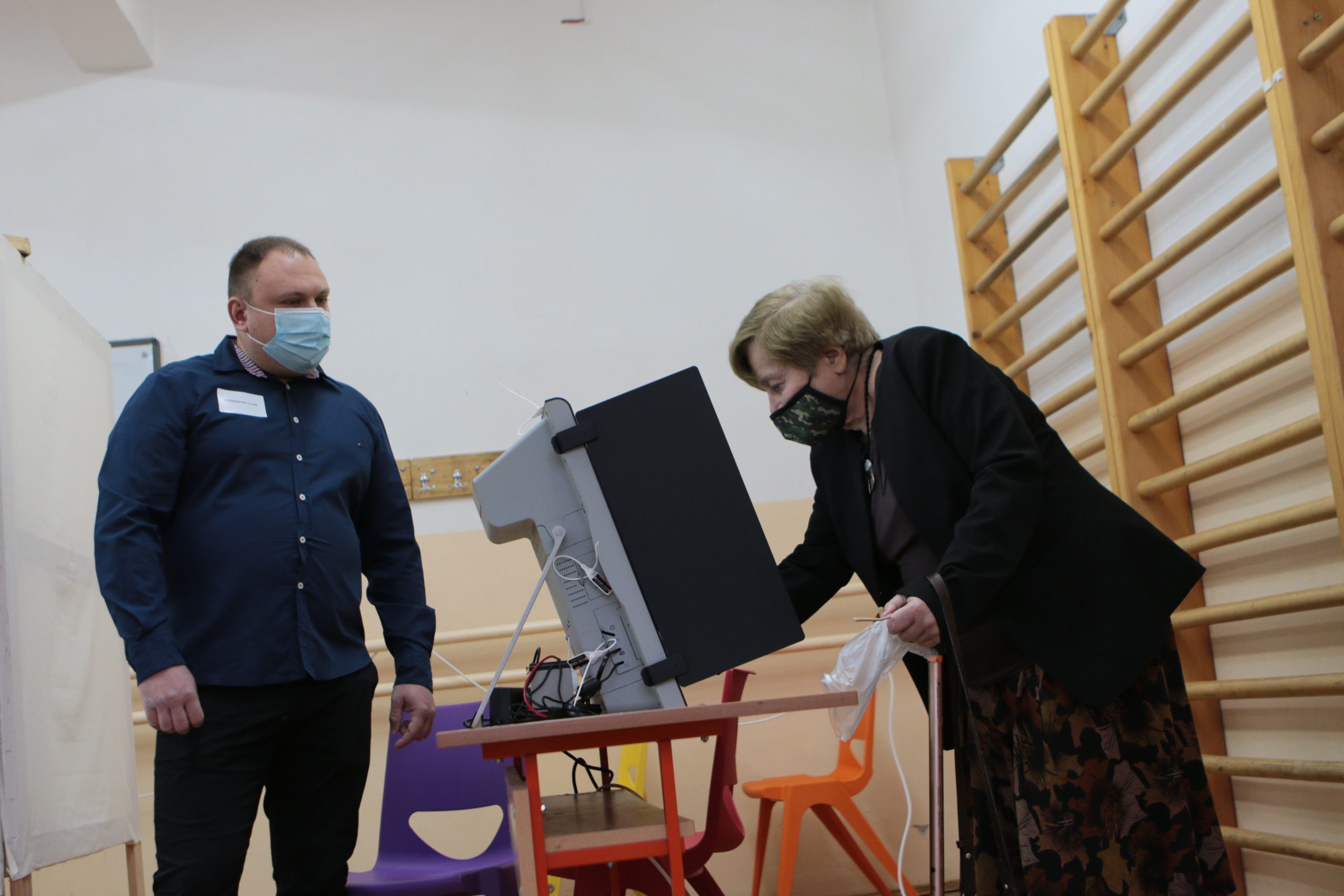 Избори гласоподаватели урни гласуване