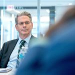 Ветеранът от Уолстрийт и фен на митата Скот Бесънт ще е финансов министър на Тръмп