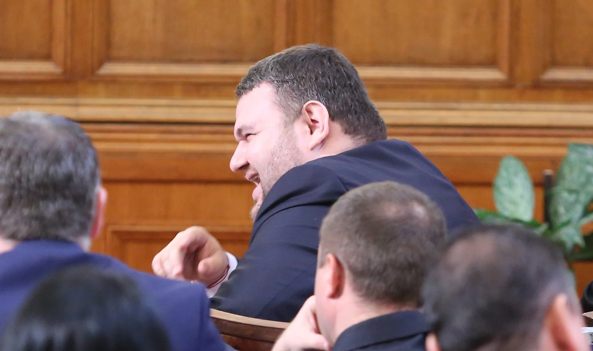 Парламент - вот на недоверие за здравеопазването Делян Пеевски