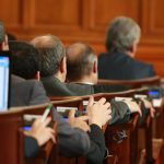 Парламентдепутати гласуват