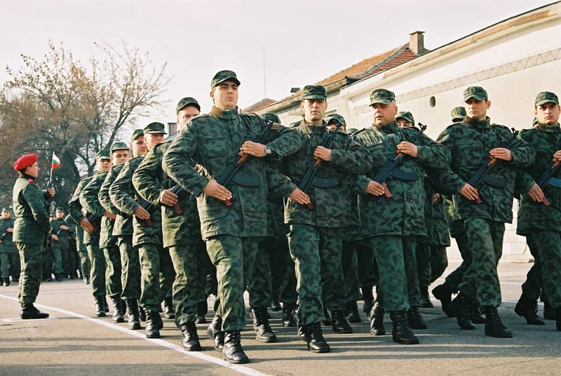 войници