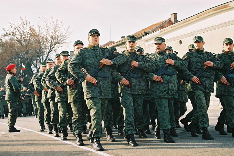 войници