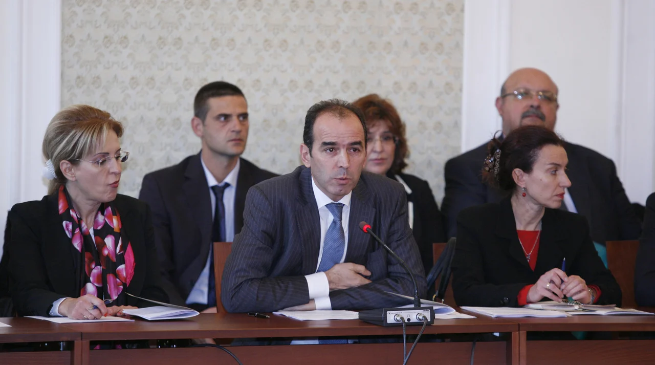 Управителят на БНБ Иван Искров (в средата) и членовете на УС на БНБ Боряна Пенчева (вляво) и Нели Кордовска (вдясно)