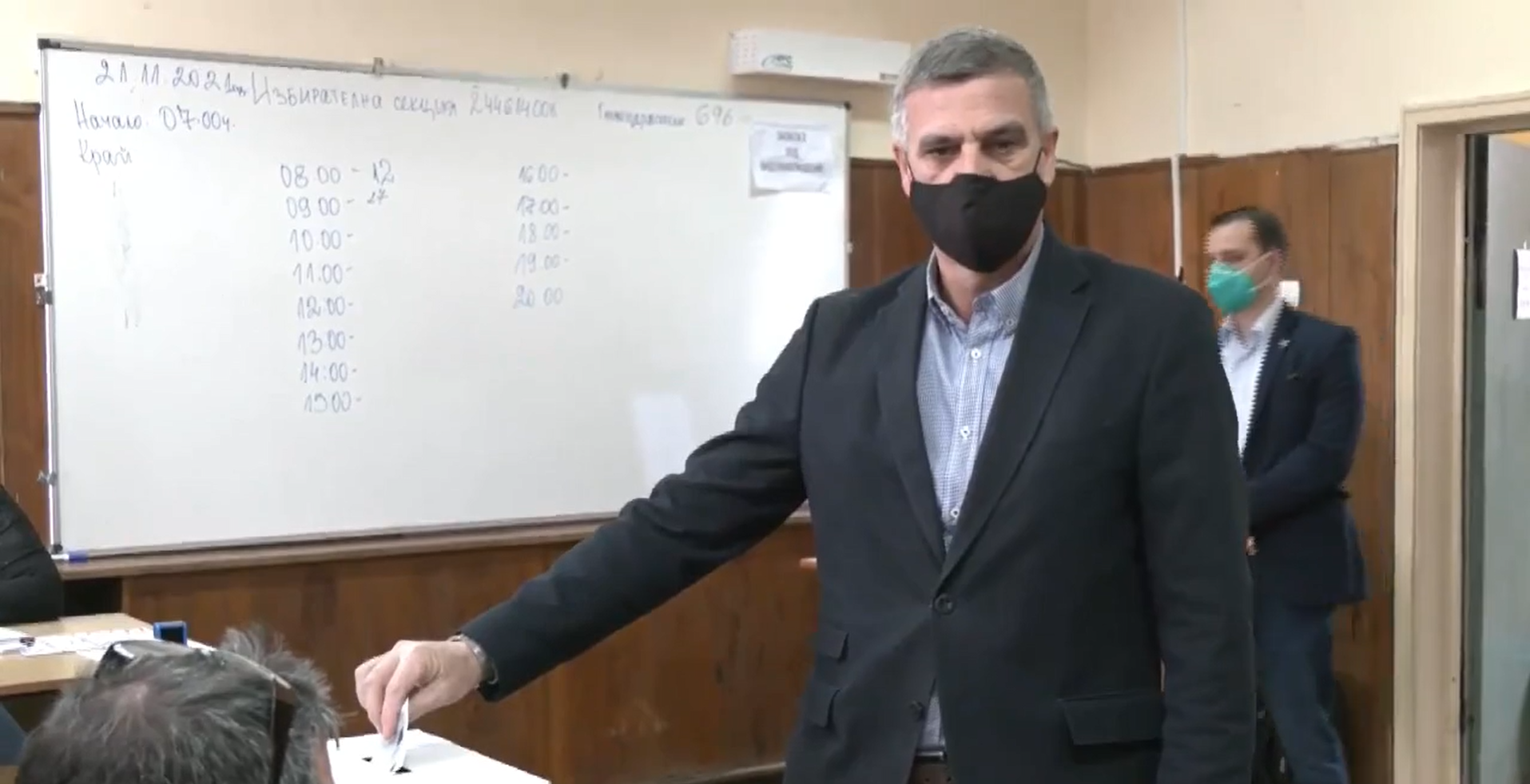Стефан Янев гласува