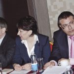 Властта и надзорът за първи път седнаха рамо до рамо