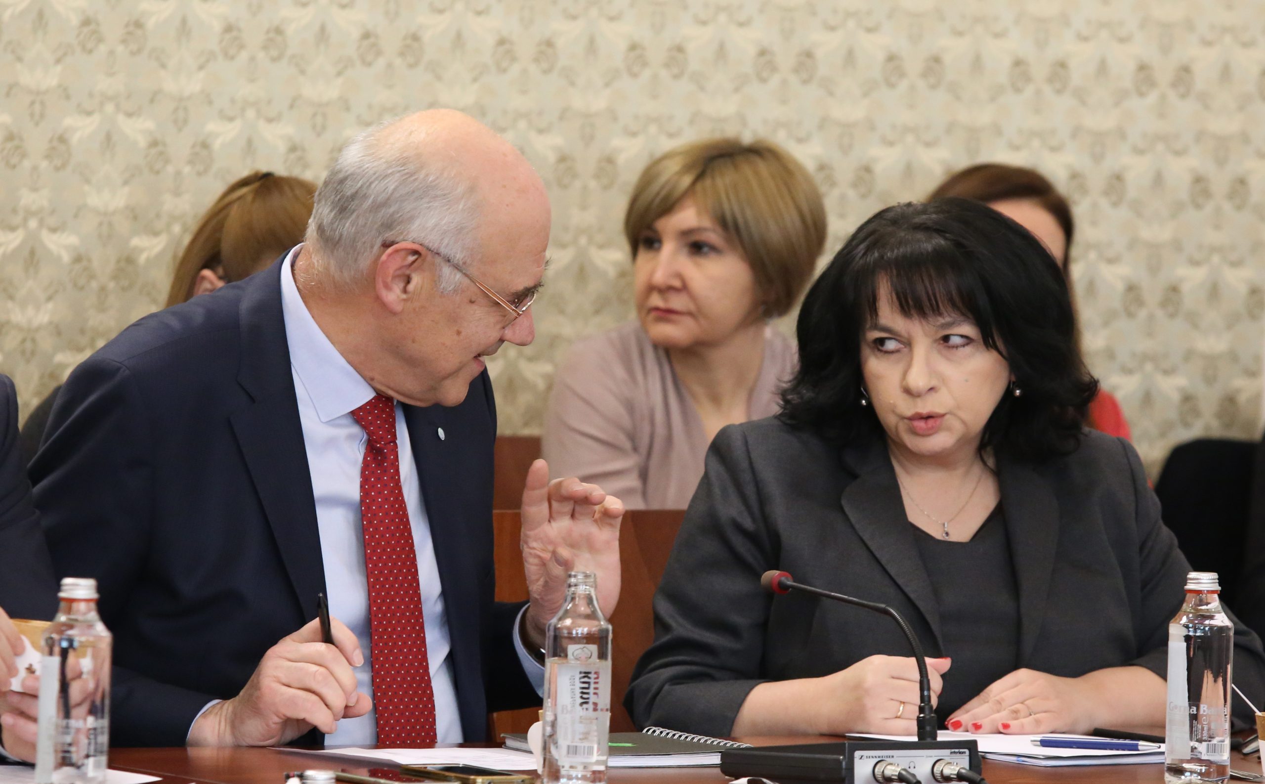 Парламент кръгла маса на тема "Нов етап от либерализацията на електроенергийния пазар"  Иван Иванов Теменужка Петкова