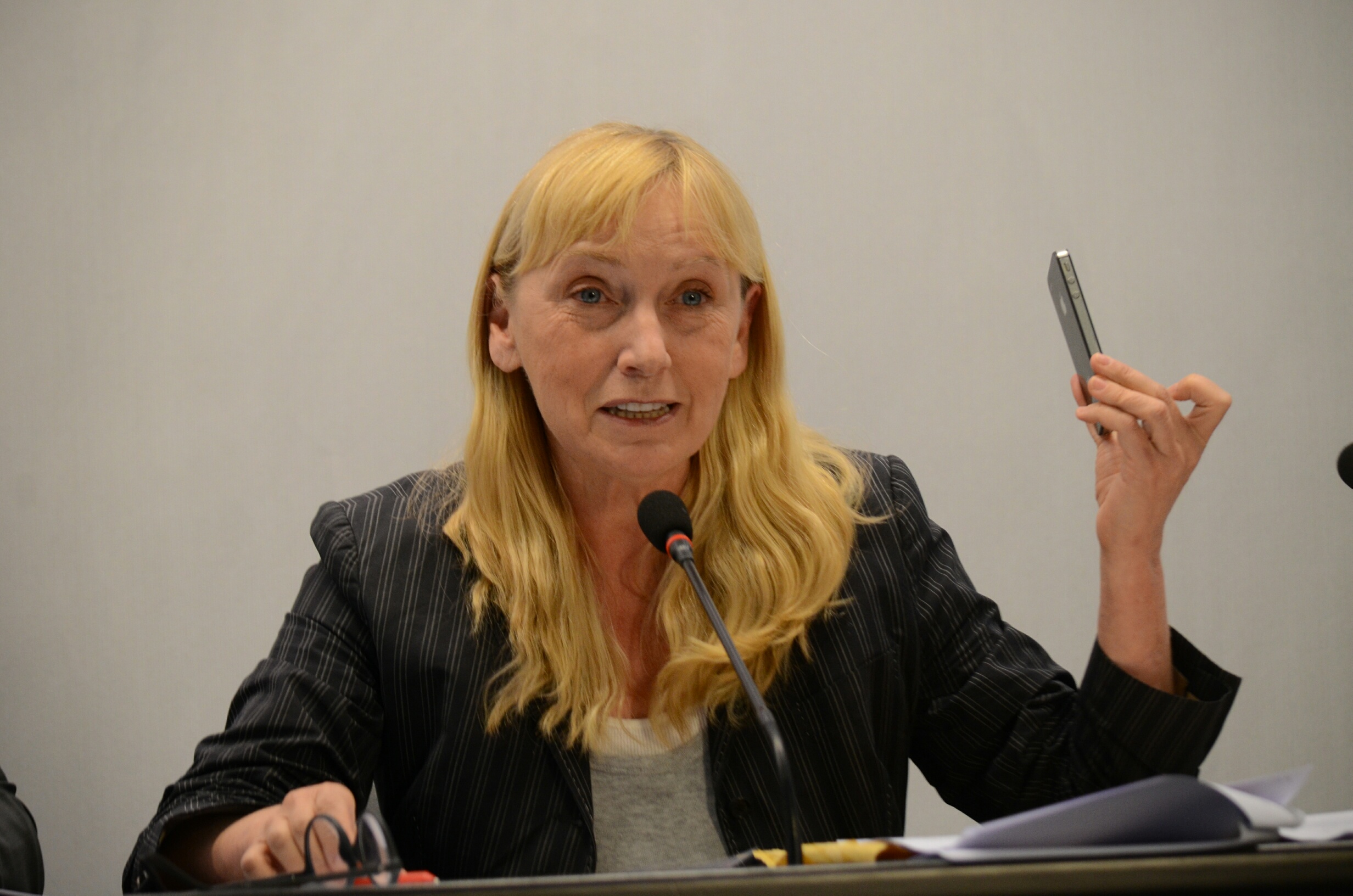 БСП пресконференция Елена Йончева ало Банов съм