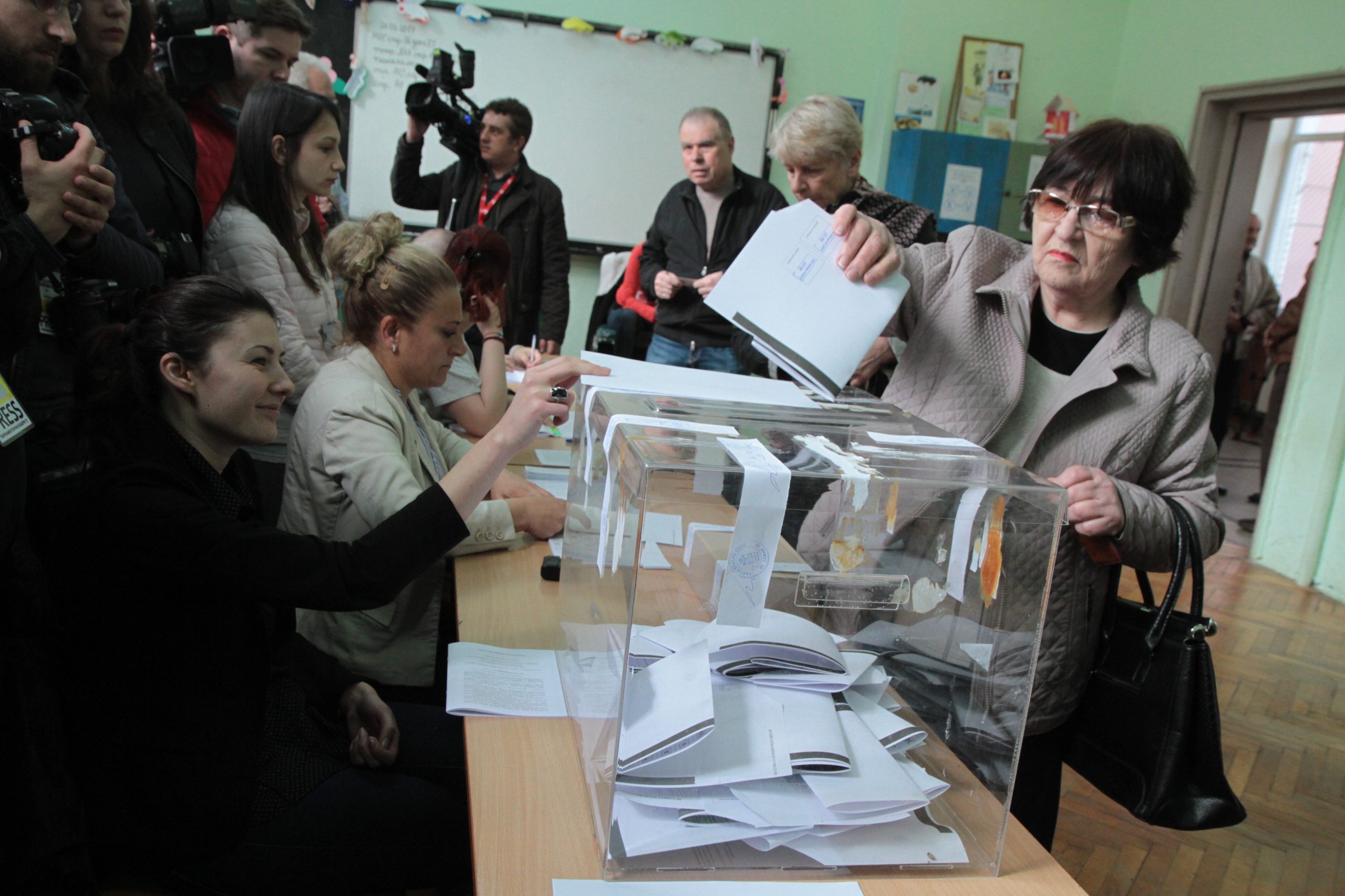 Парламентарни избори гласуване урна гласоподаватели...