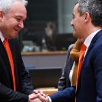 Българският вътрешен министър Иван Демерджиев се ръкува с френския си колега Жералд Дерманен в Брюксел