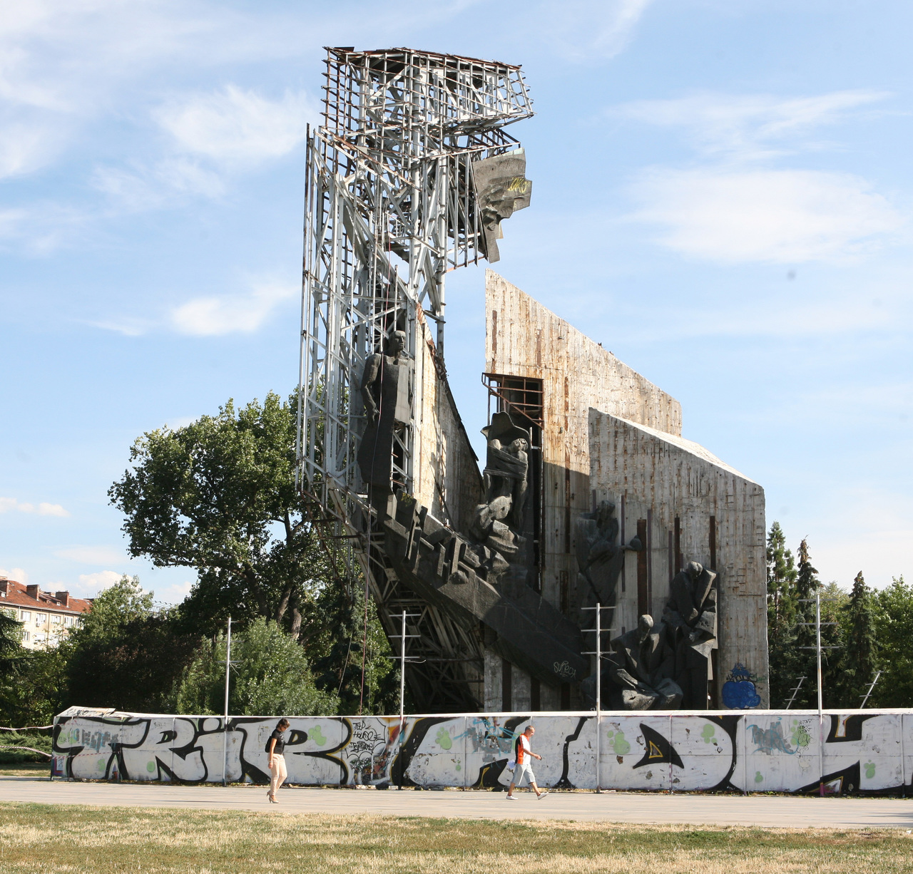 паметник  "1300 България"