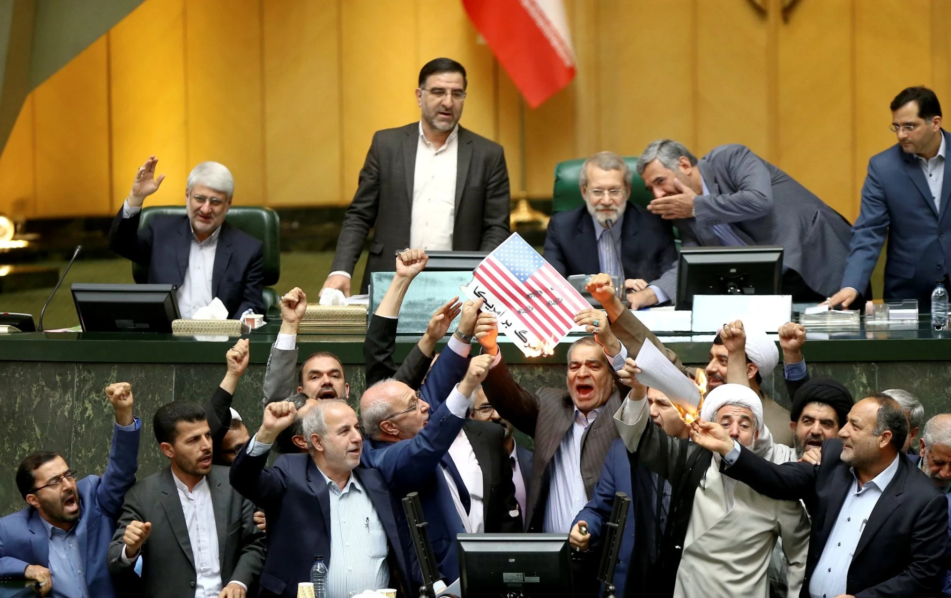 ирански парламент иран изгаряне на американско знаме на сащ