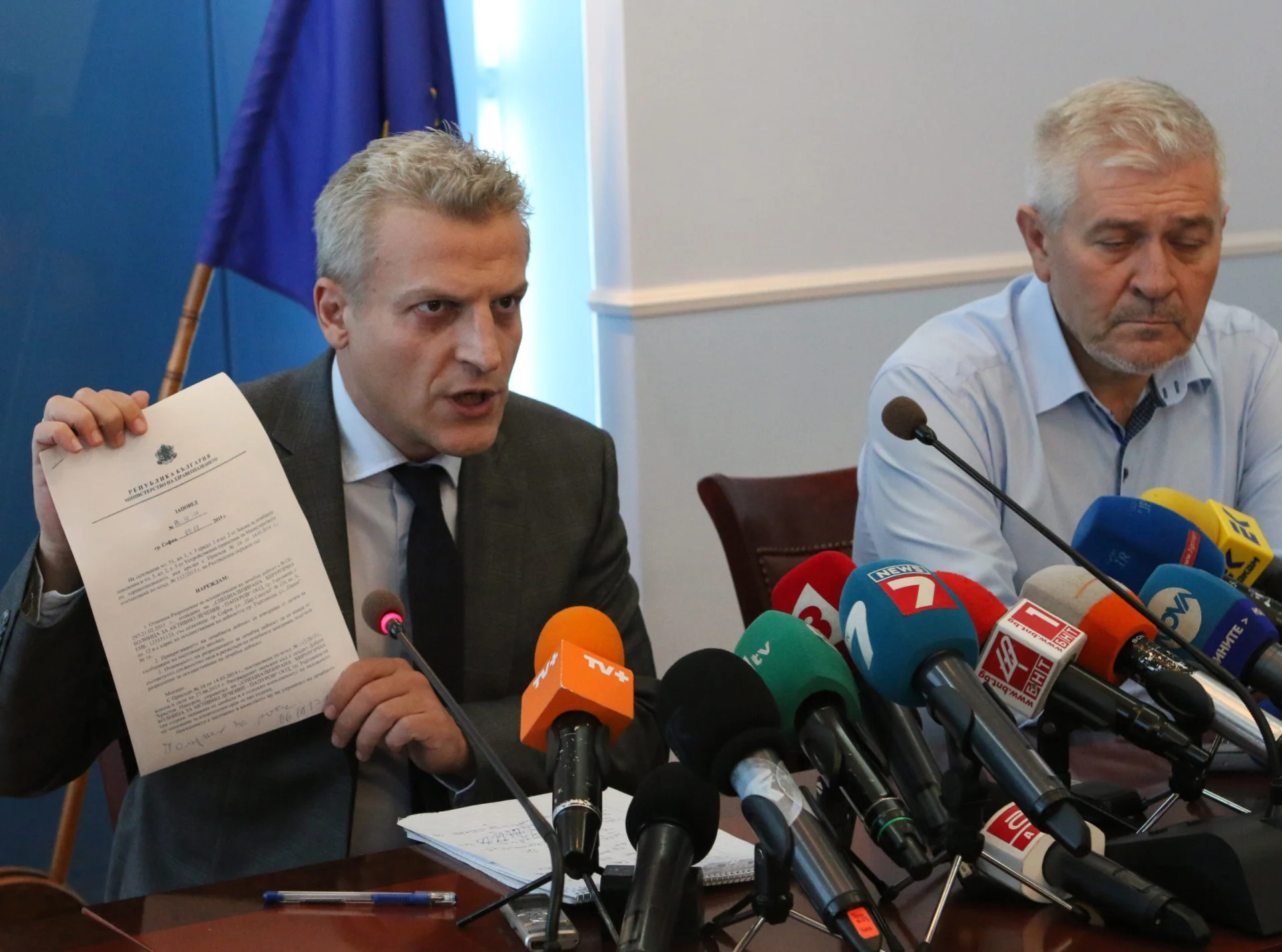 Министерство на здравеопазването Здравният министър Петър Москов отнема от днес разрешително на специализираната хирургична болница "Папуров" в Търговище. Основанието е