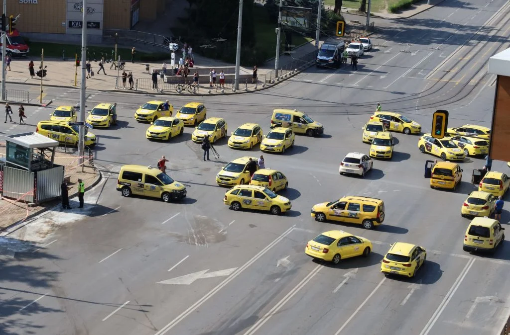 Таксита в София блокират за половин час кръстовището на булевардите "Черни връх, "Арсеналски" и "Св. Наум" в 17 ч днес 1 Протест на таксита заради катастрофата на х-л Хемус