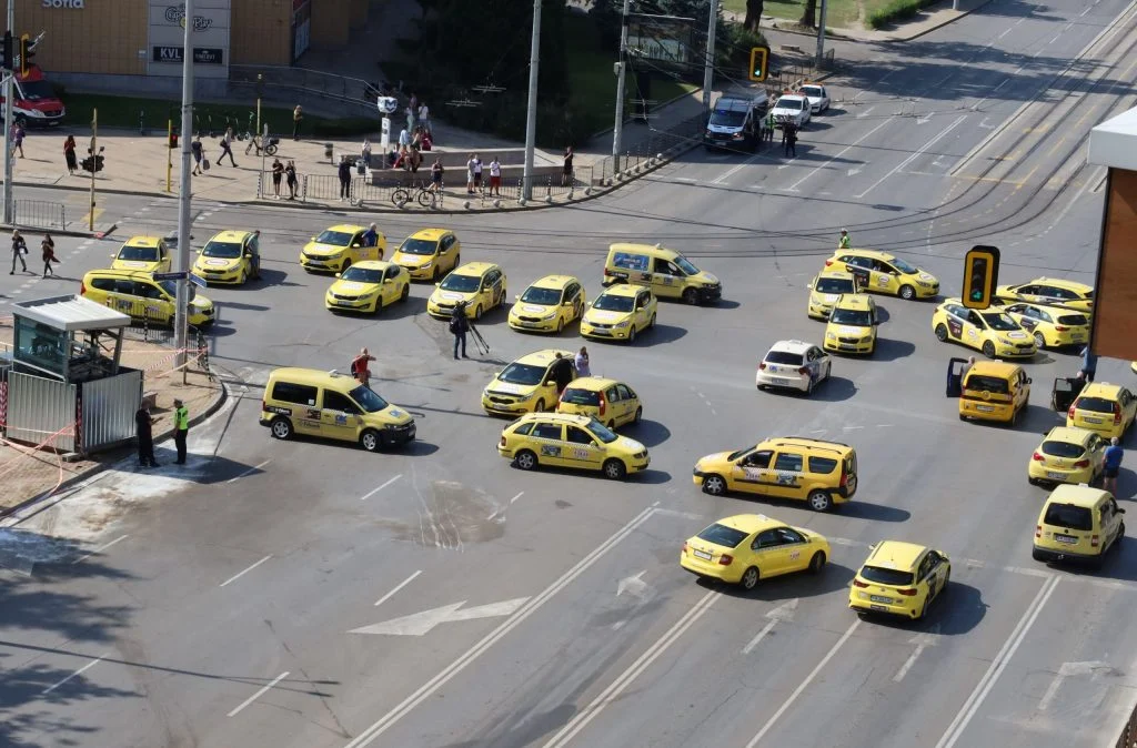 Протест на таксита заради катастрофата на х-л Хемус