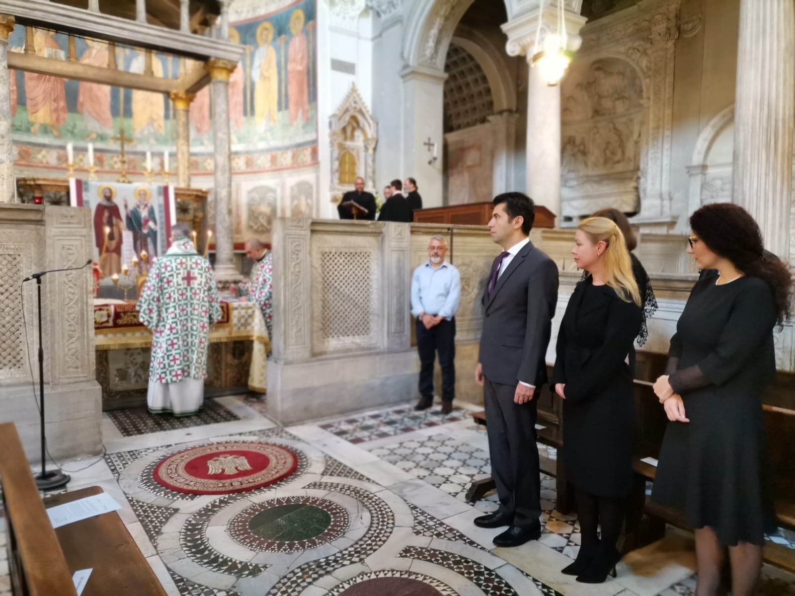 Кирил Петков и българската делегация в базиликата “Сан Клементе“ в Рим