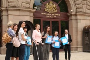Представители на Национална гражданска инициатива „За истинска детска болница“ внесоха в президентството нова петиция.
