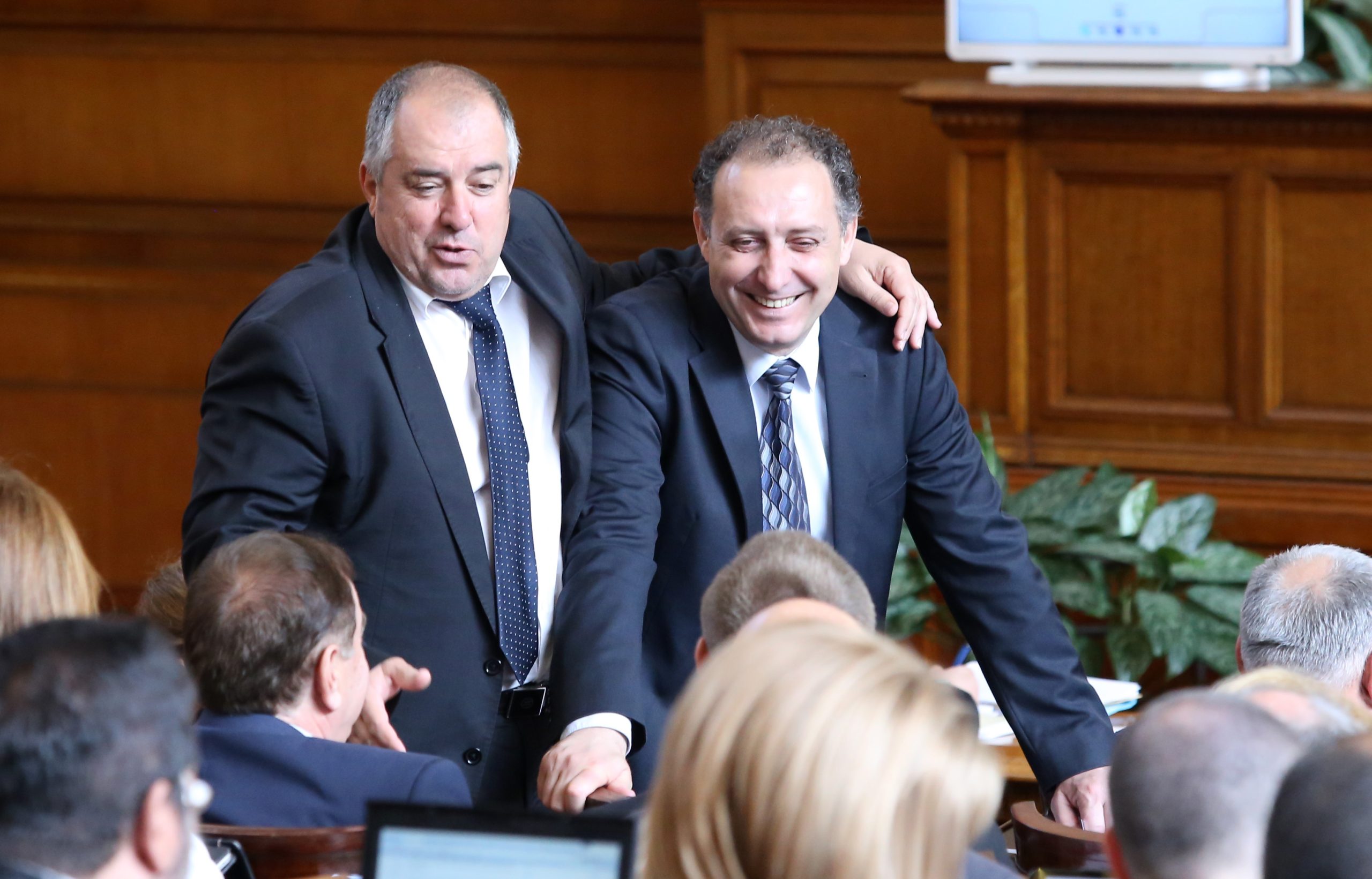 Парламент Петър Петров