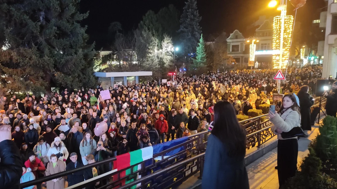 Граждани започнаха да се събират до сградата на Общината и