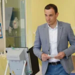 Васил Терзиев гласува с отвертка и флашка