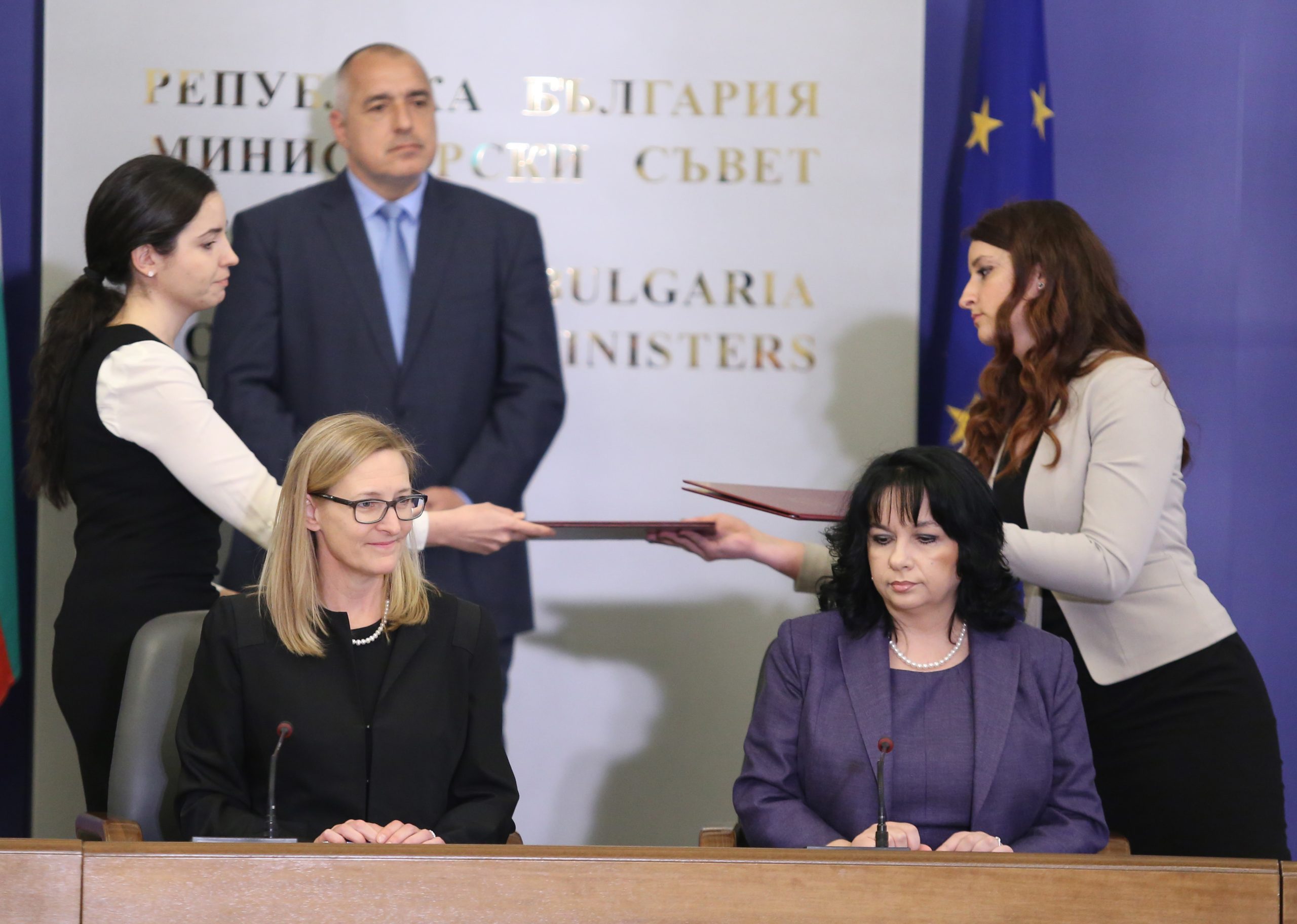 Министерския съвет министърът на енергетиката Теменужка Петкова и Айлин Уилкинсън