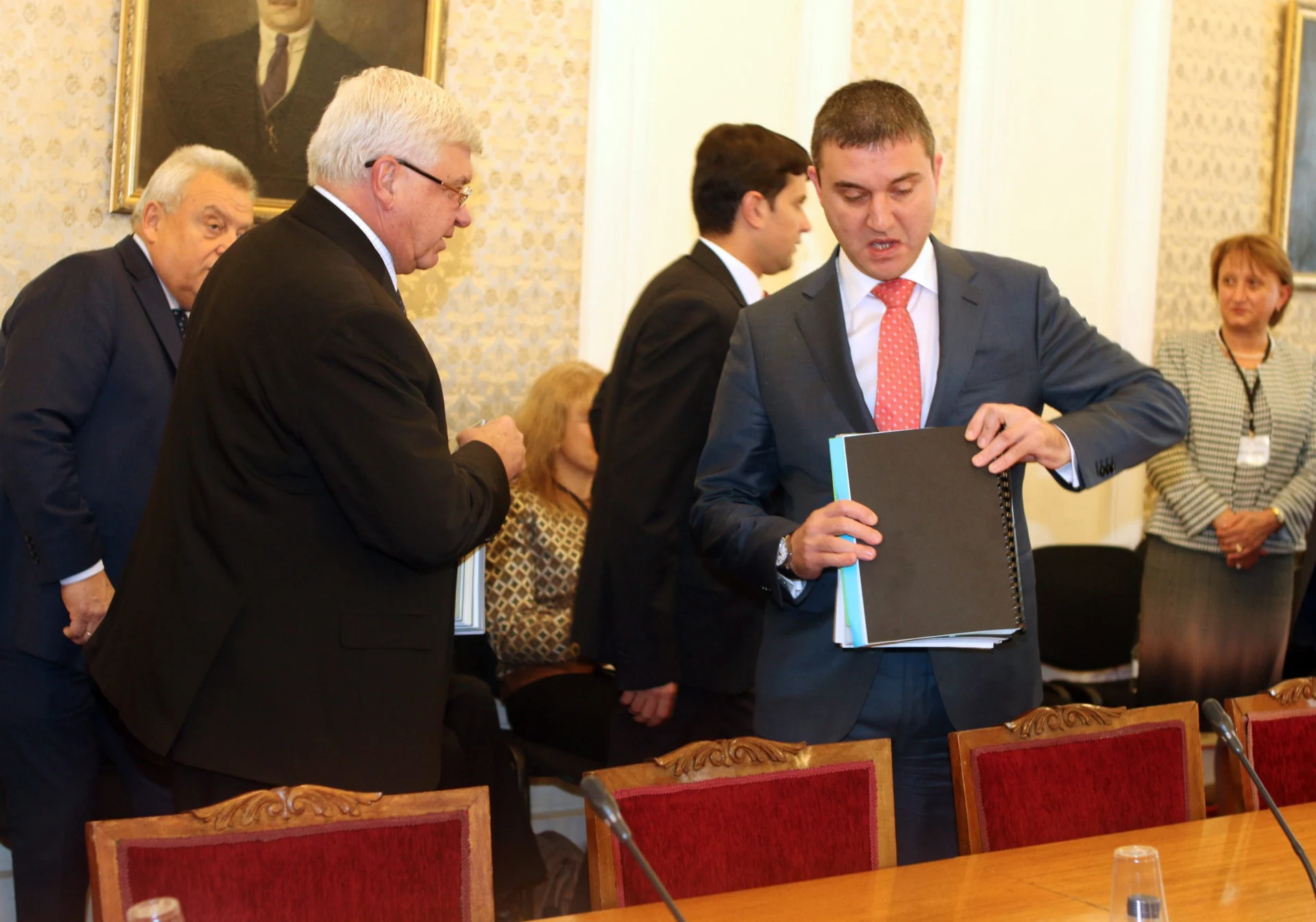 Парламент комисия по бюджет и финанси Кирил Ананиев Владислав Горанов
