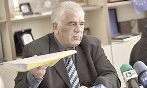Шефът на Агенция “Митници” Ваньо Танов отхвърля поредната папка със знакови висшисти във ведомството.