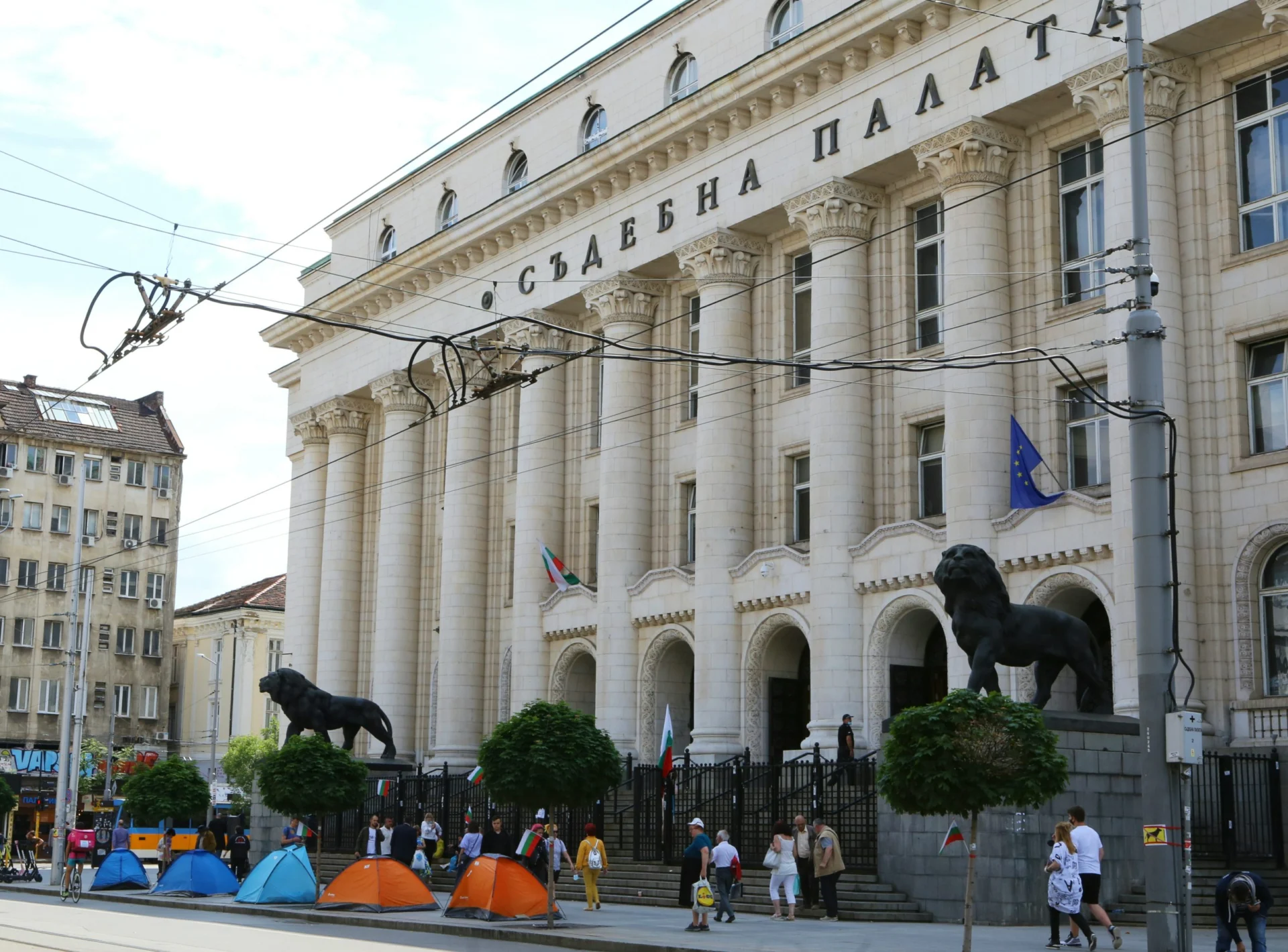 Палатки пред Съдебната палата