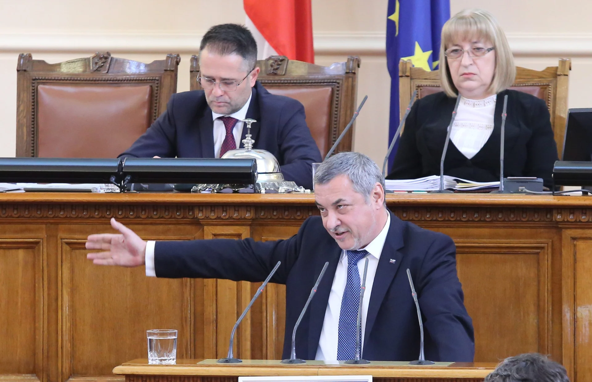 Парламент - вот на недоверие за здравеопазването Валери Симеонов