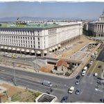 Всички пътища в София се пресичат точно пред “УниКредит Булбанк”. Това твърдят (и не без основание) служителите на кредитната институция след пускането на втората линия от метрото. От прозорците им могат да се видят завладяващи картини