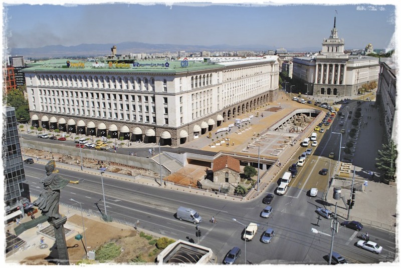 Всички пътища в София се пресичат точно пред “УниКредит Булбанк”. Това твърдят (и не без основание) служителите на кредитната институция след пускането на втората линия от метрото. От прозорците им могат да се видят завладяващи картини