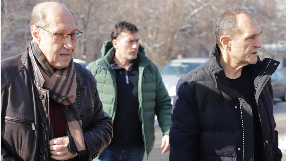 Васил Божков (вдясно) и адвокатът му Георги Гатев (вляво) се явиха на разпит в Национална следствена служба