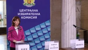 Председателят на ЦИК Камелия Нейкова преди тегленето на жребия за номера в бюлетината на партиите и коалициите за участие в изборите