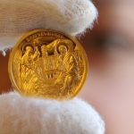 БНБ - пресконференция представяне на златна възпоменателна монета „Благовещение“. Стефан Цветков - главен касиер на БНБ Цветан Буюклийски - директор на „Монетен двор“ ЕАД