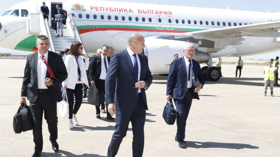 Президентът Румен Радев и българската делегация при пристигането на летището в Мадрид за срещата на НАТО