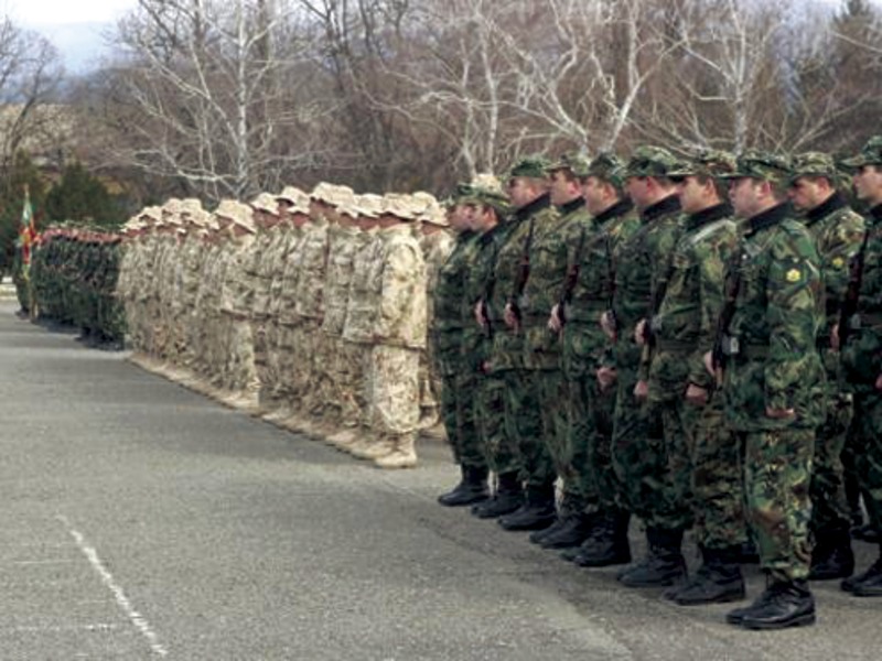 Военнослужещи следят внимателно откъде ще дойдат повишените им заплати.