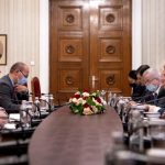 Среща на Румен Радев с еврокомисаря по съседство и разширяване Оливер Вархеи (вляво)