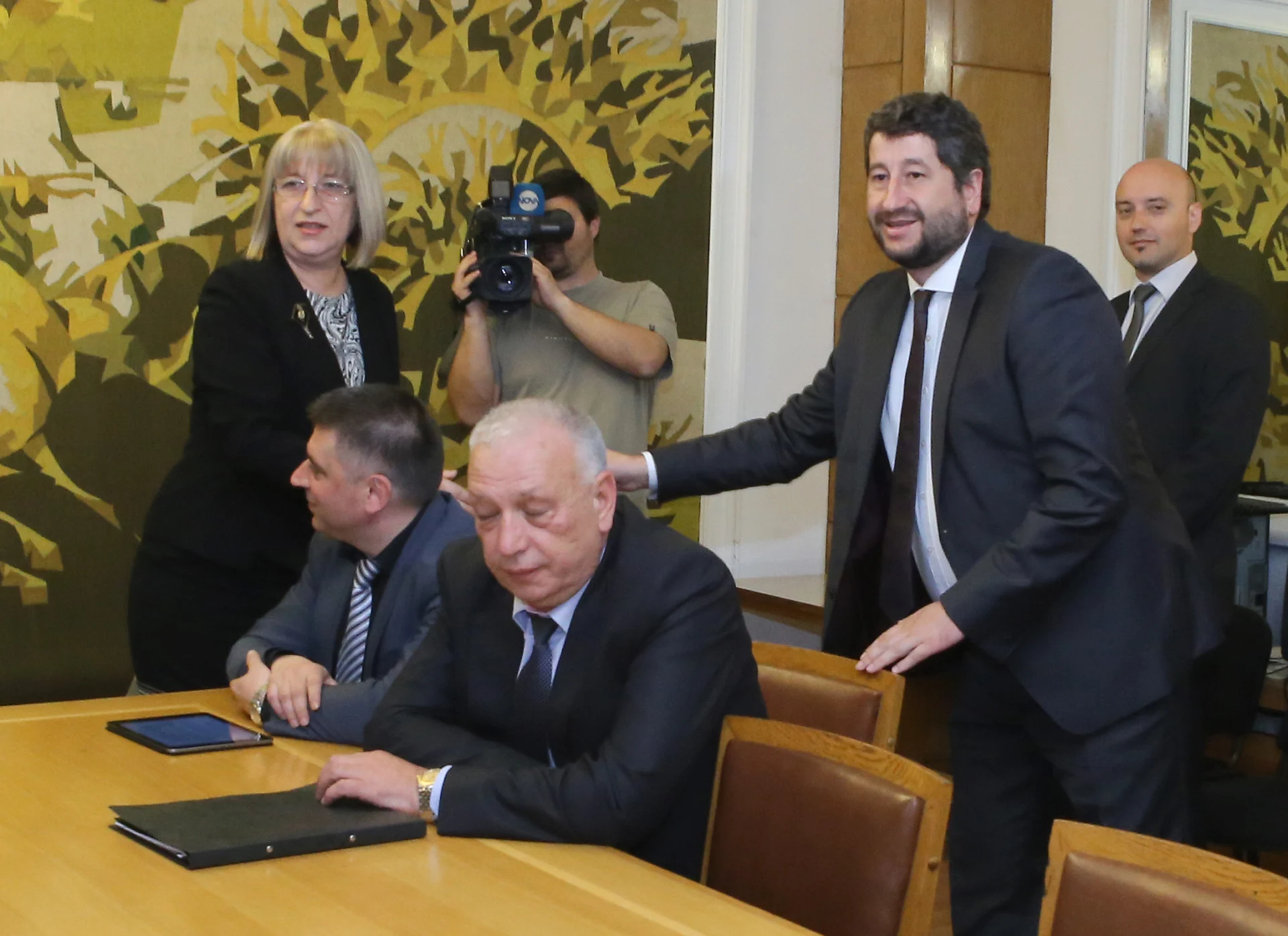 Парламент - представители на всички парламентарно представени партии и на изпълнителната власт в лицето на вицепремиерът Меглена Кунева