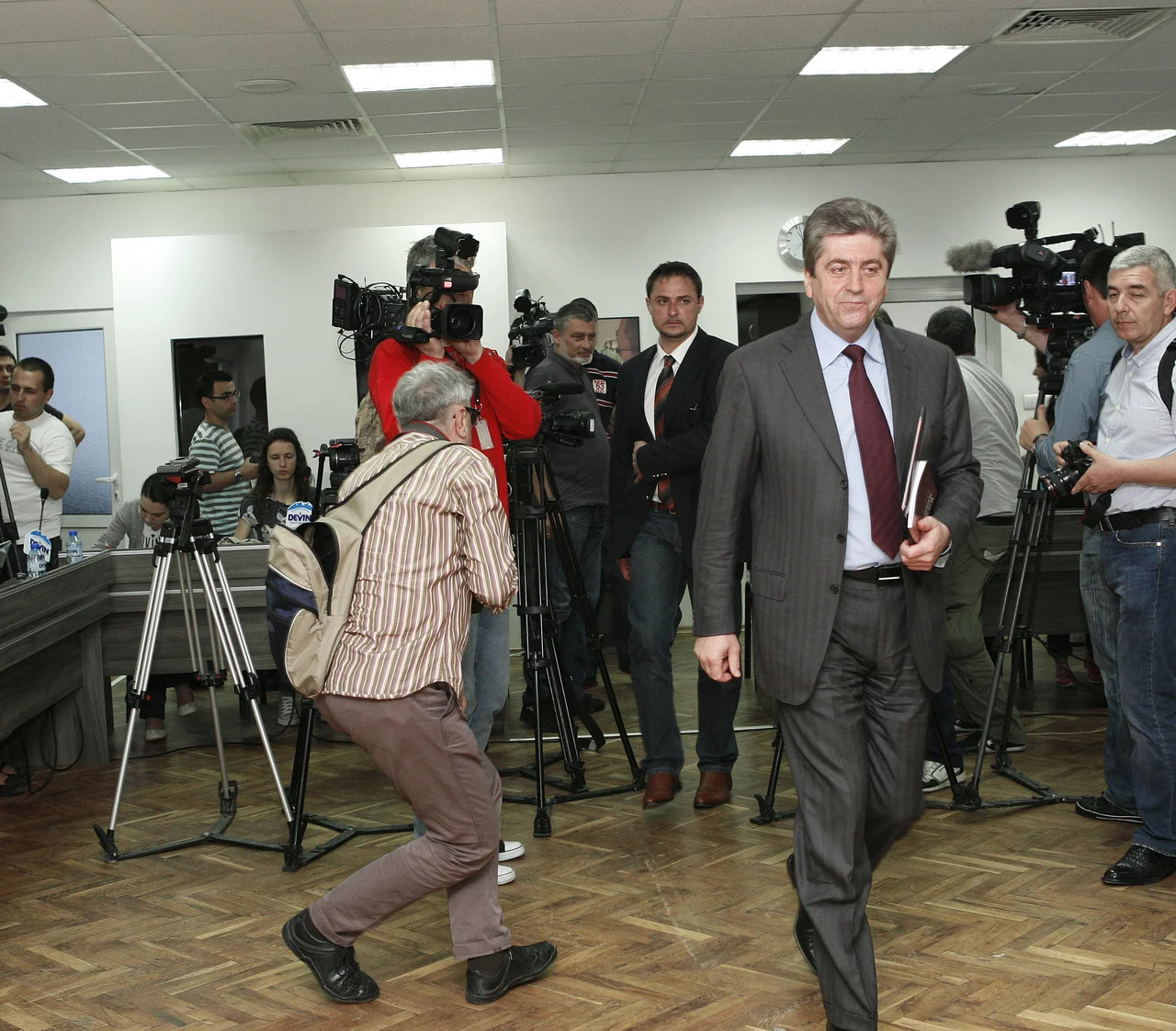 На 8 май 2012 г. (вторник) от 11.00 часа в пресклуб „София прес” президентът Георги Първанов (2002-2012) ще представи новото си издание „Позиции и идеи”