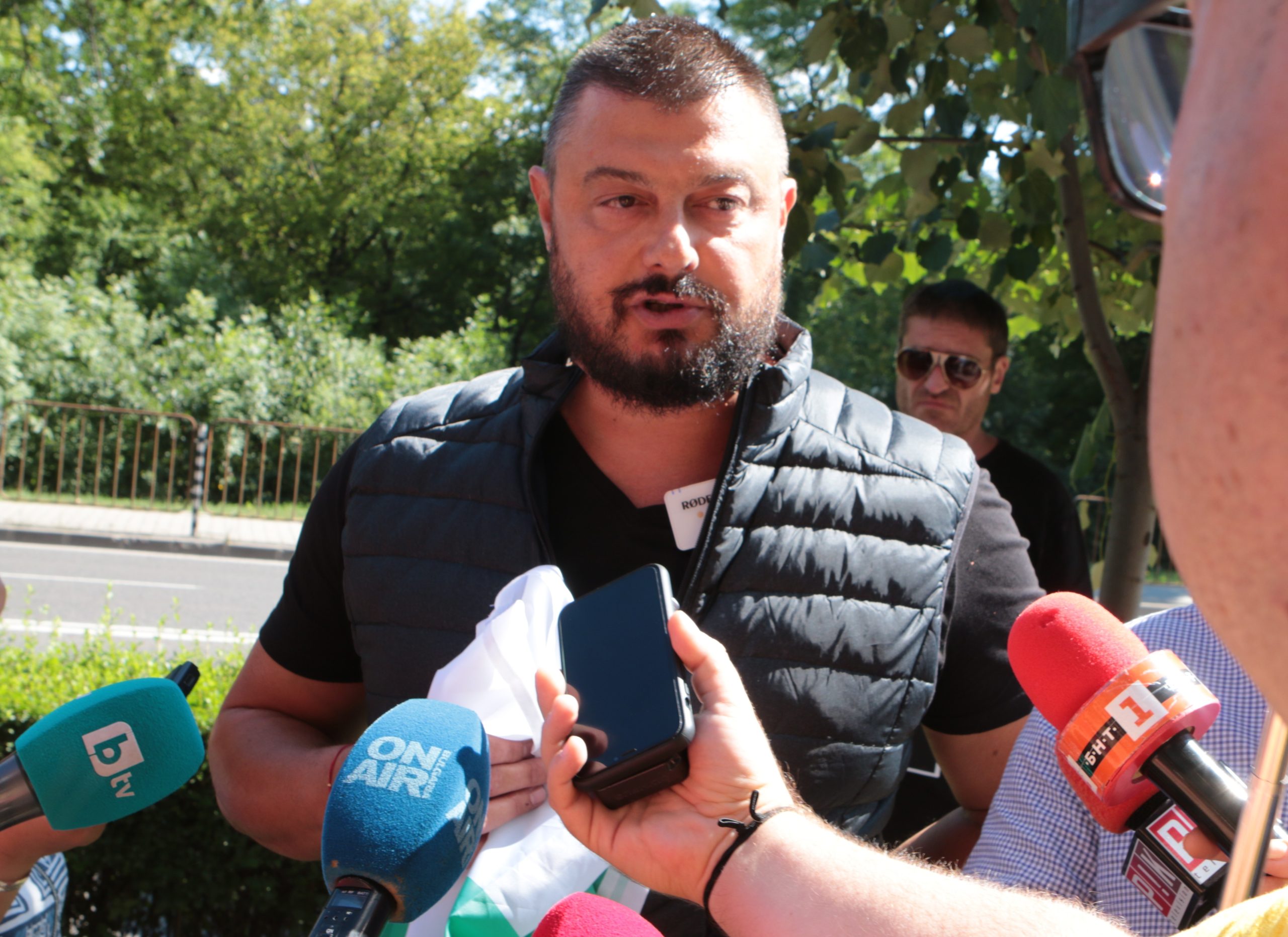 Протест пърформанс Николай Бареков пред Да България