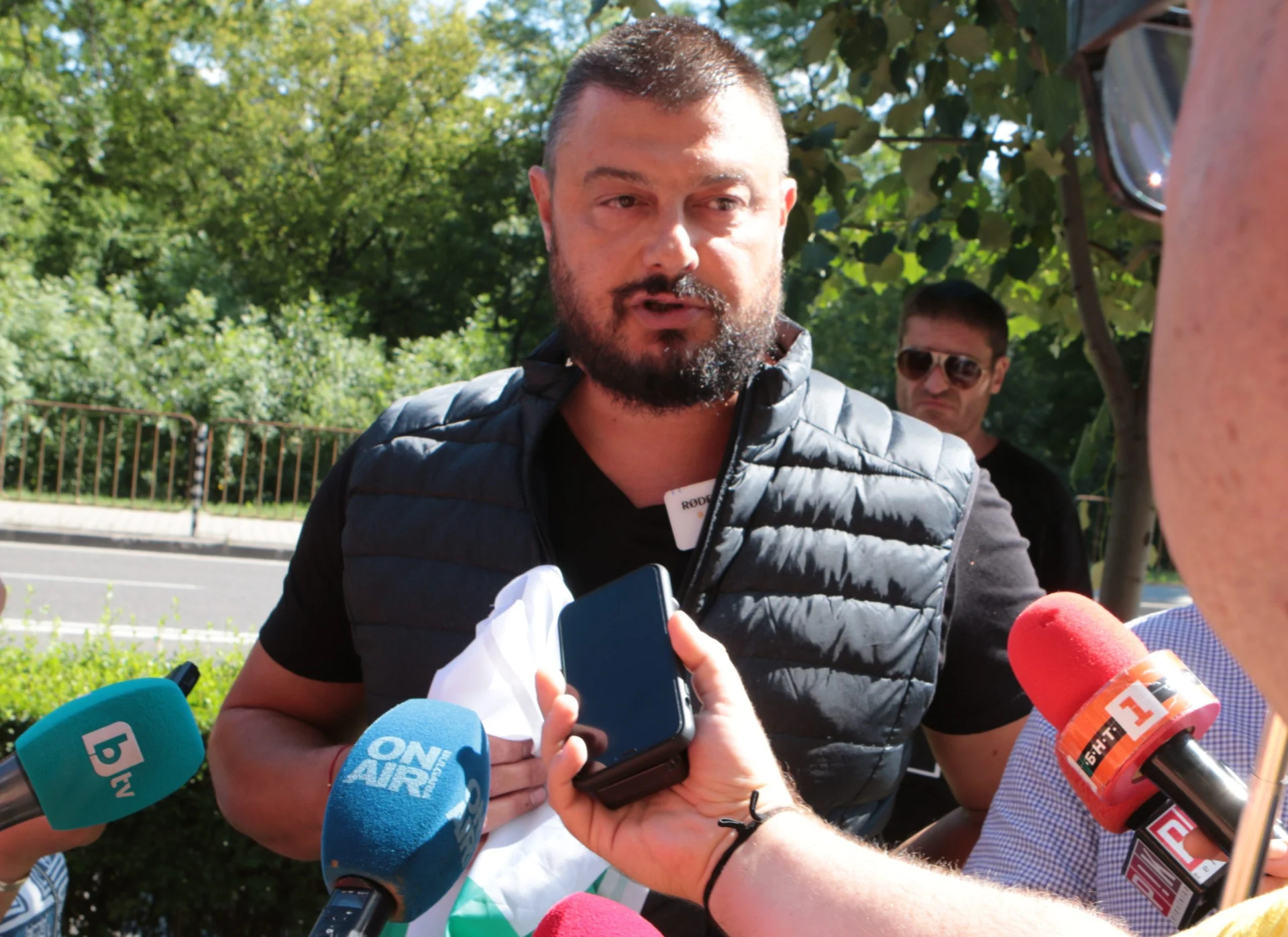 Протест пърформанс Николай Бареков пред Да България